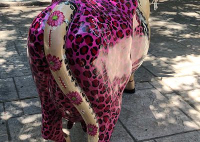 Full-sized fiberglass cow painted in pink